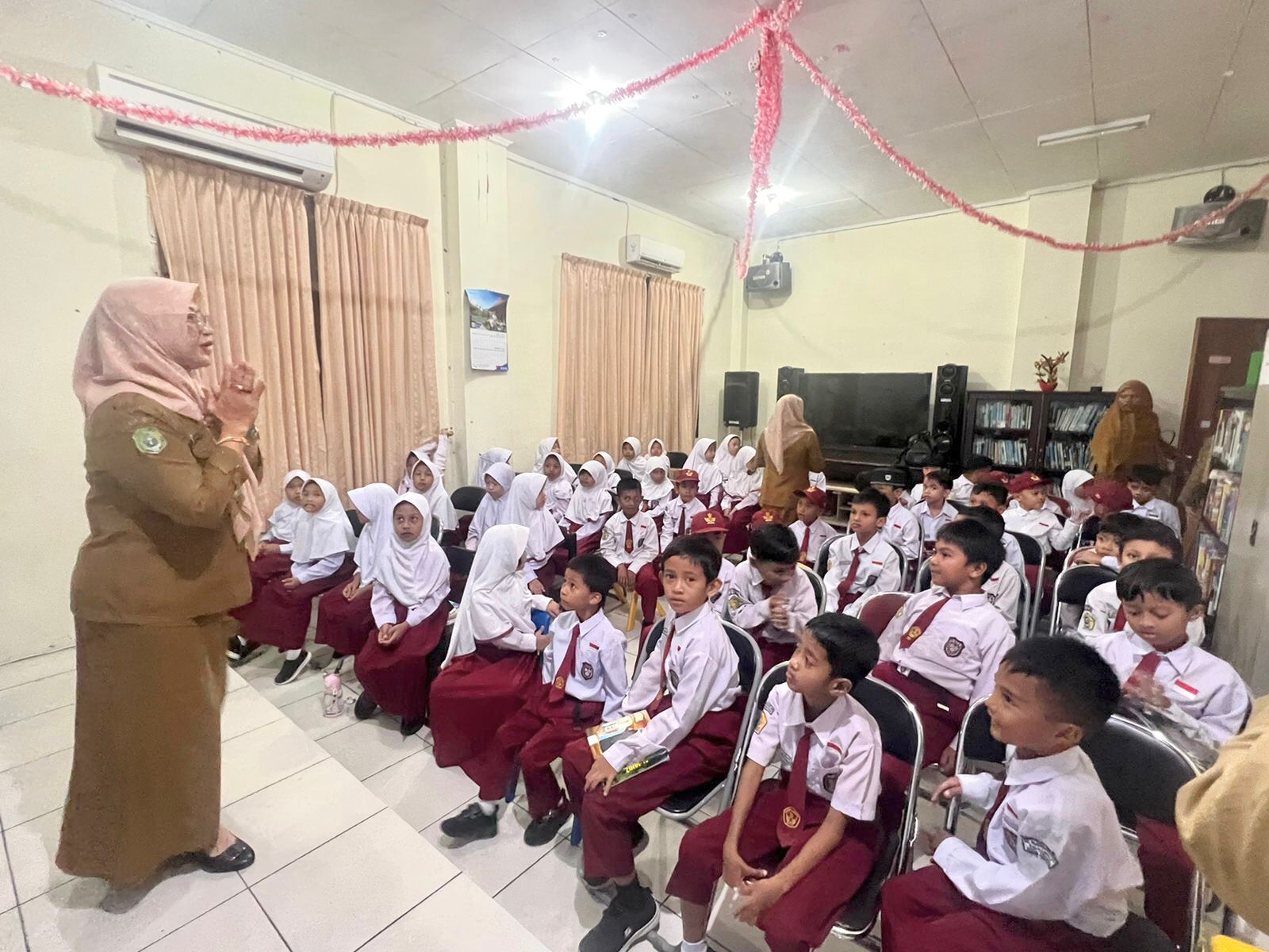 Kunjungan Belajar Anak-Anak SD Alkhairat 05 Ke Perpustakaan